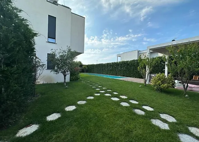 Loren's * Plazhi San Pietro
