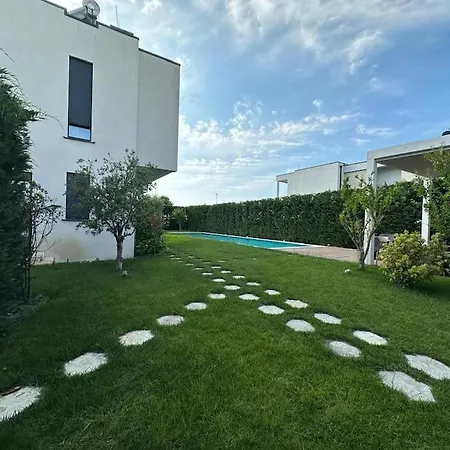 Loren's * Plazhi San Pietro